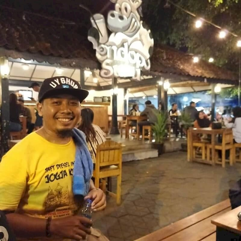 Surakarta Daily | Enha Dullah, Owner Pendopo Susu Jogja Alumnus UMS