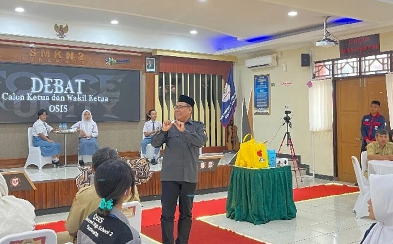 Surakarta Daily | Menjawab Tantangan Masa Depan, Bawaslu Internalisasikan Nilai-Nilai Demokrasi dalam Kontestasi Pemilos SMKN 2 Surakarta