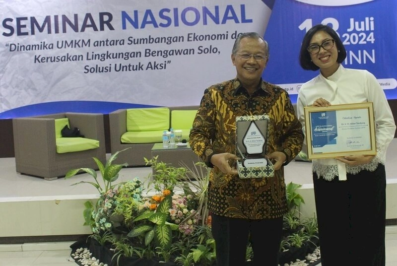 Surakarta Daily | Wakili Sang Ayah, Sekar Tandjung Terima A Lifetime Achievement Award dari LPTP